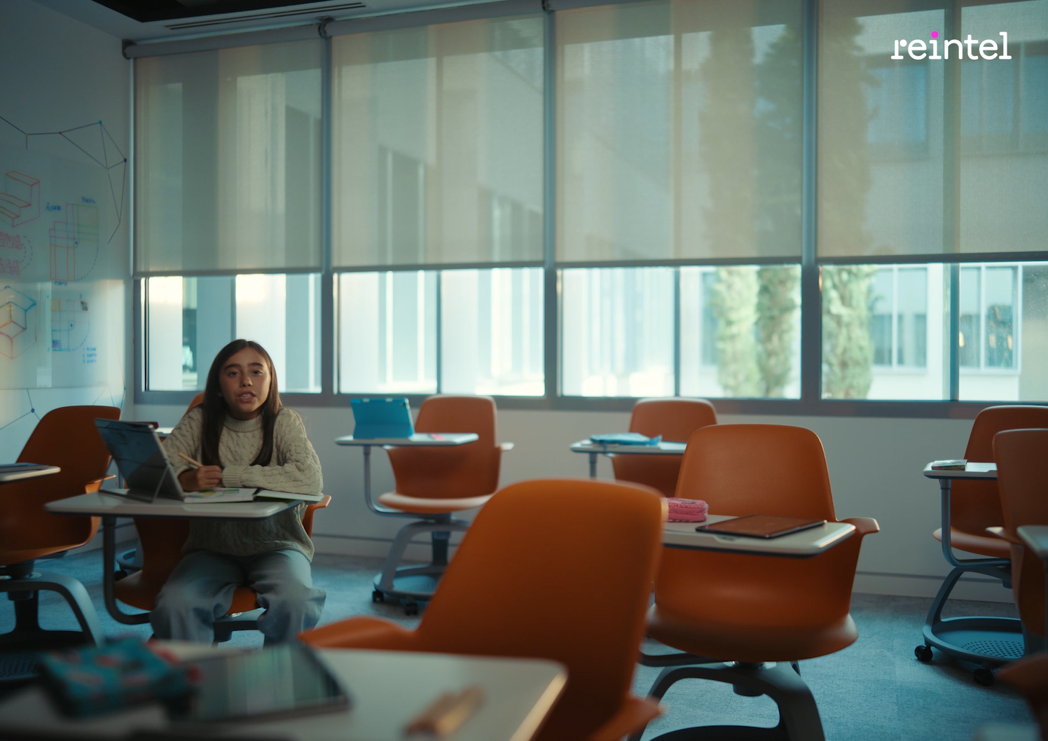 Niña sentada en el escritorio de una clase